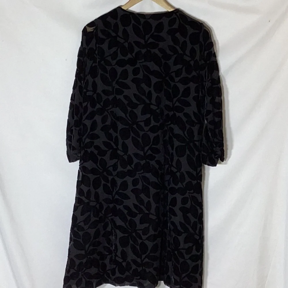 GRETCHEN SCOTT Ursula Swing Dress
- Luxe Leaf Velvet Black Size Medium - Picture 11 of 14